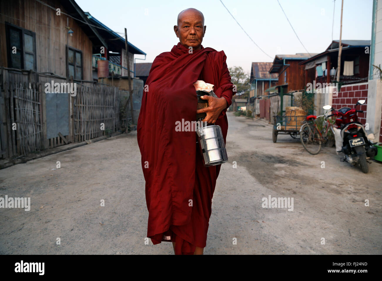 Portrait de moine bouddhiste dans une rue de Nyaung Shwe, Myanmar Banque D'Images
