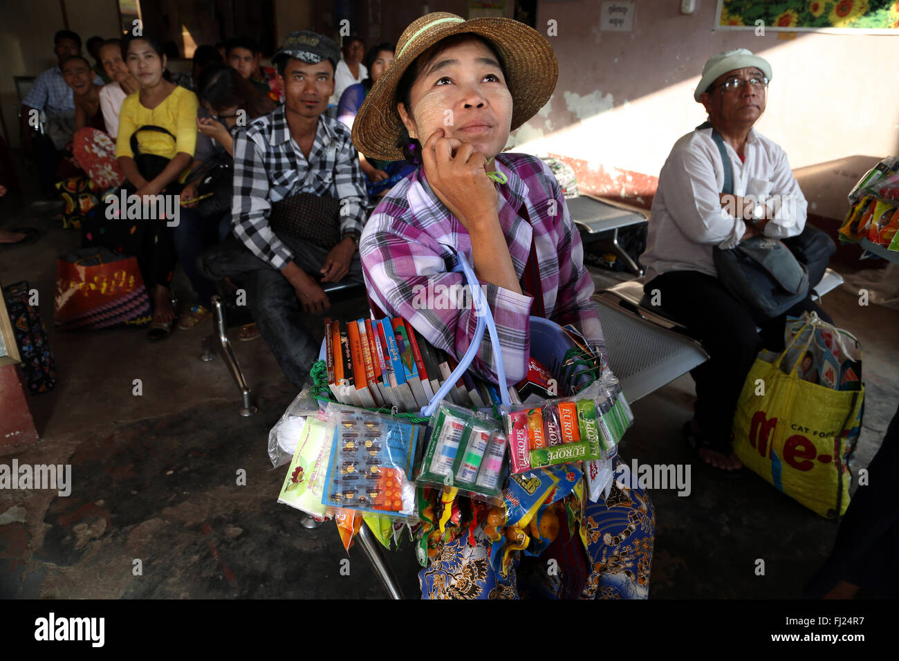 Les personnes en attente de l'autobus à la gare routière de Rangoon, Myanmar Banque D'Images