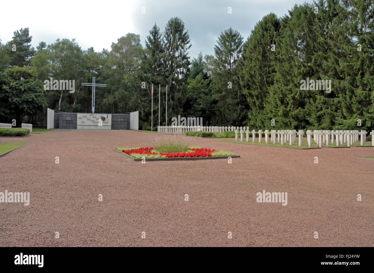 Le central memorial et pierres tombales dans le cimetière militaire polonais, Lommel, Belgique. Banque D'Images