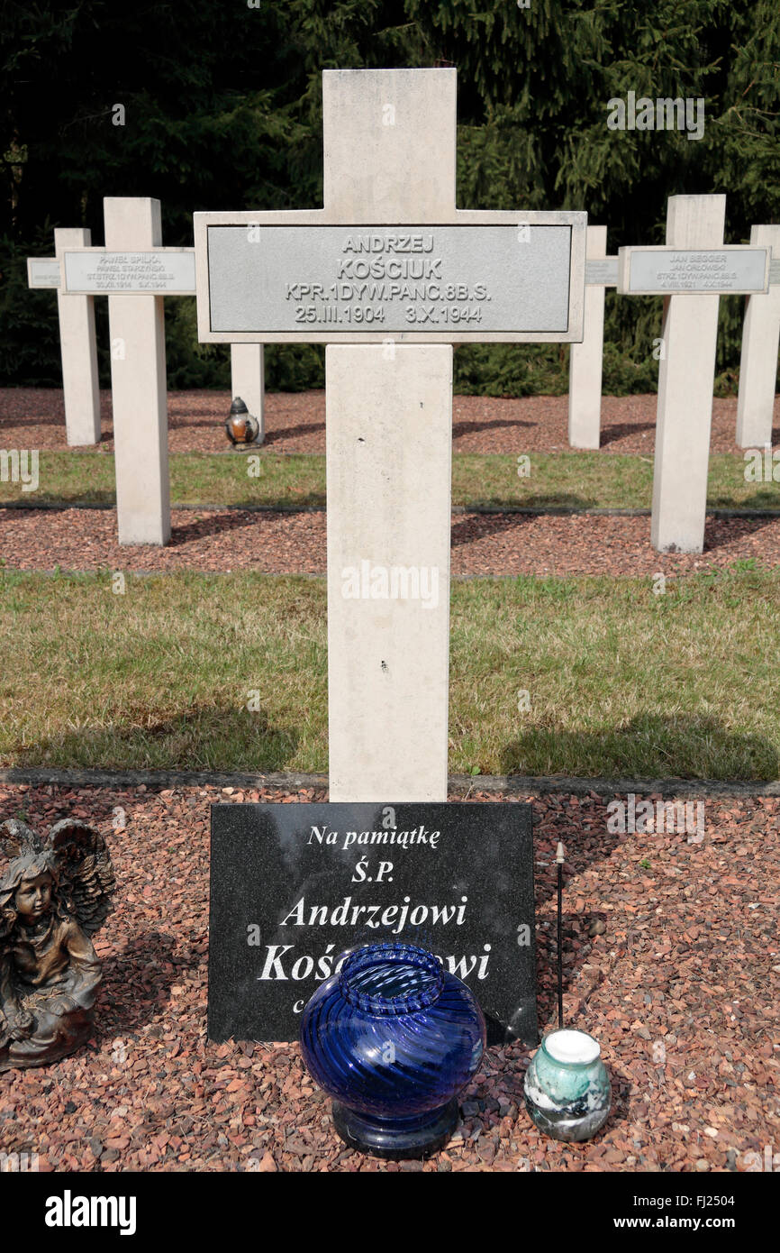 Près d'une pierre tombale/grave dans le cimetière militaire polonais, Lommel, Belgique. Banque D'Images
