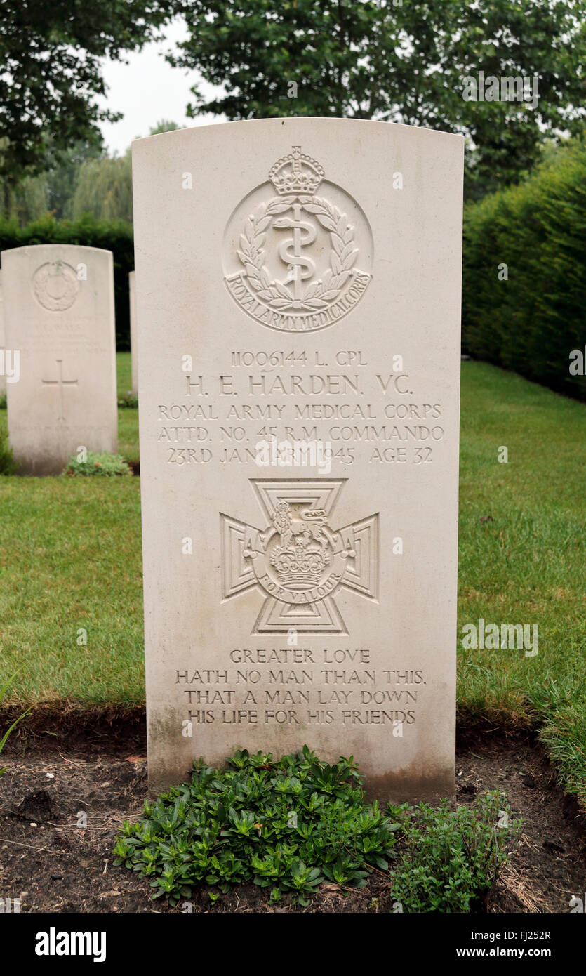 La tombe de Cpl IL Harden VC dans le cimetière de guerre CWGC Nederweert, Nederweert, Limbourg, Pays-Bas. Banque D'Images