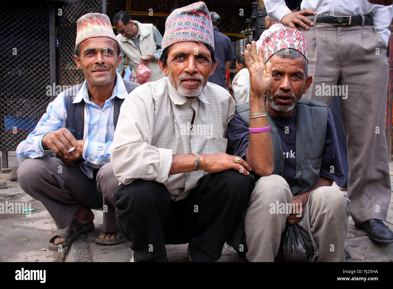 Groupe d'hommes Newar traditionnelle népalaise avec hat Dhaka topi à Katmandou Banque D'Images