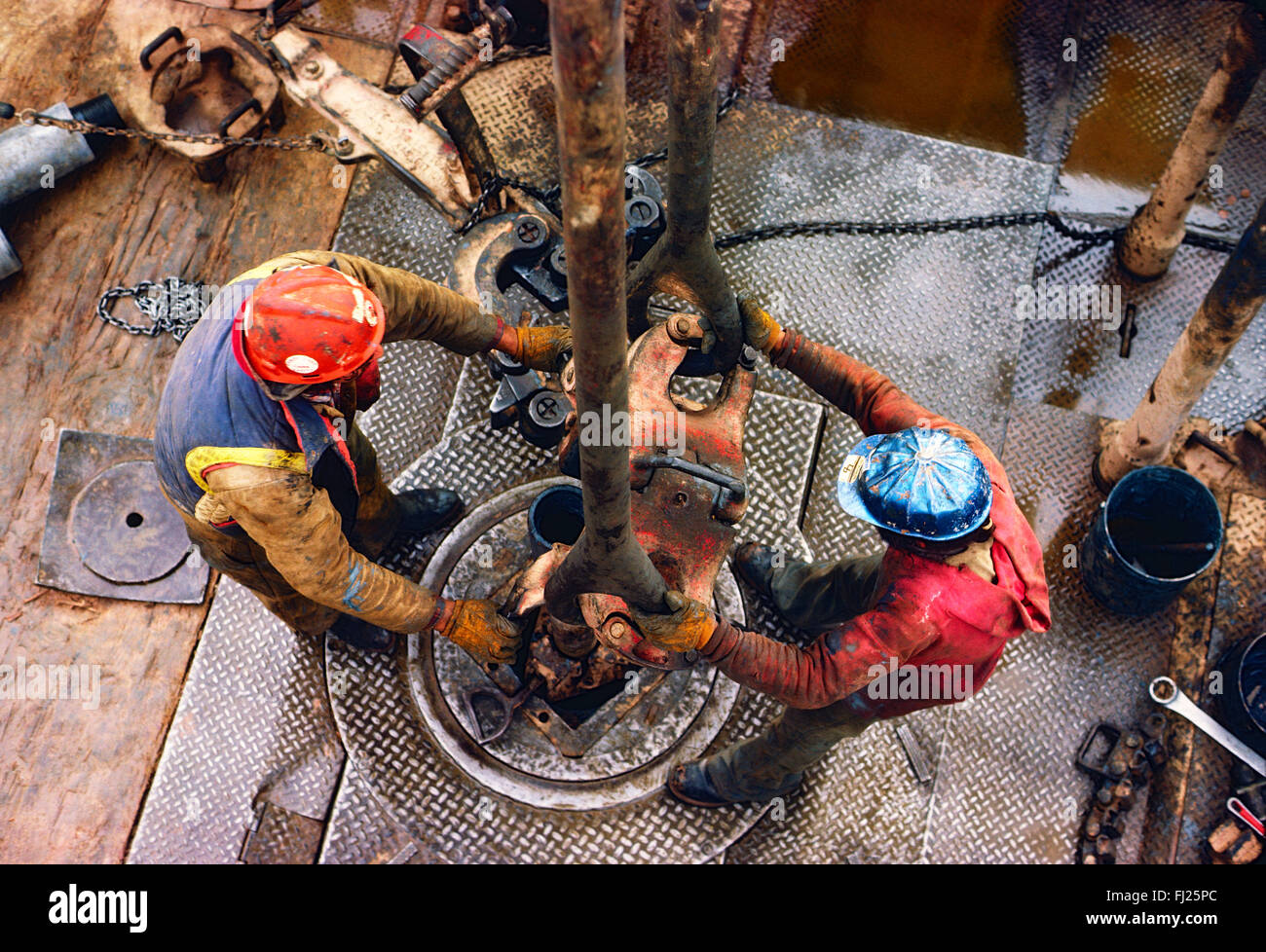 Vue de haut à bas sur roughneck travailleurs sur plate-forme pétrolière, New Mexico, USA Banque D'Images