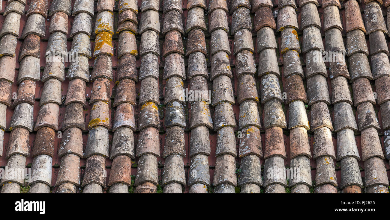 Old weathered red tile roof photo gros plan. La texture d'arrière-plan Banque D'Images