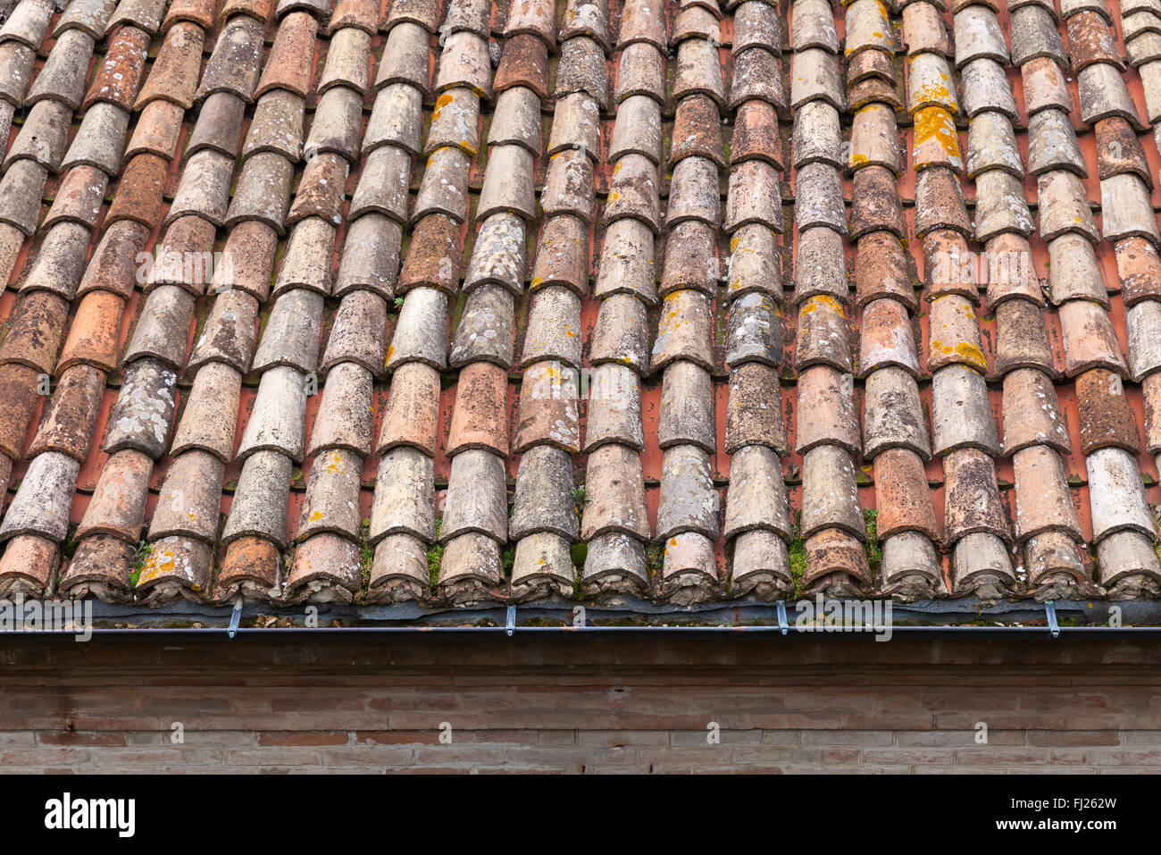 Old weathered red tile roof texture de fond Banque D'Images