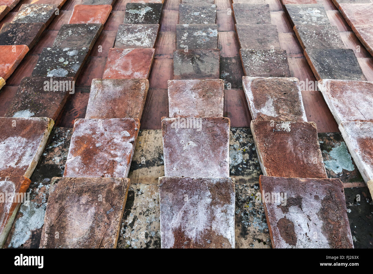 Old weathered red tile roof texture de fond avec effet de perspective Banque D'Images
