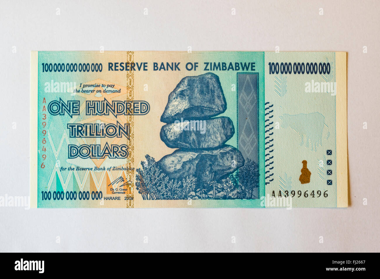 Billet de cent mille milliards de dollars émis au Zimbabwe en 2008, sur l'apogée de l'hyperinflation. Arrière-plan blanc. Banque D'Images