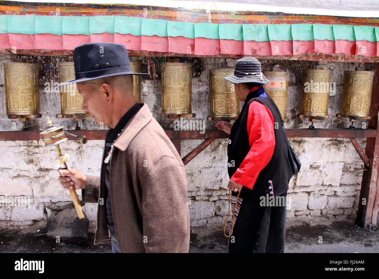 Les tibétains prier / Kora autour du temple du Jokhang à Lhassa, Tibet Banque D'Images