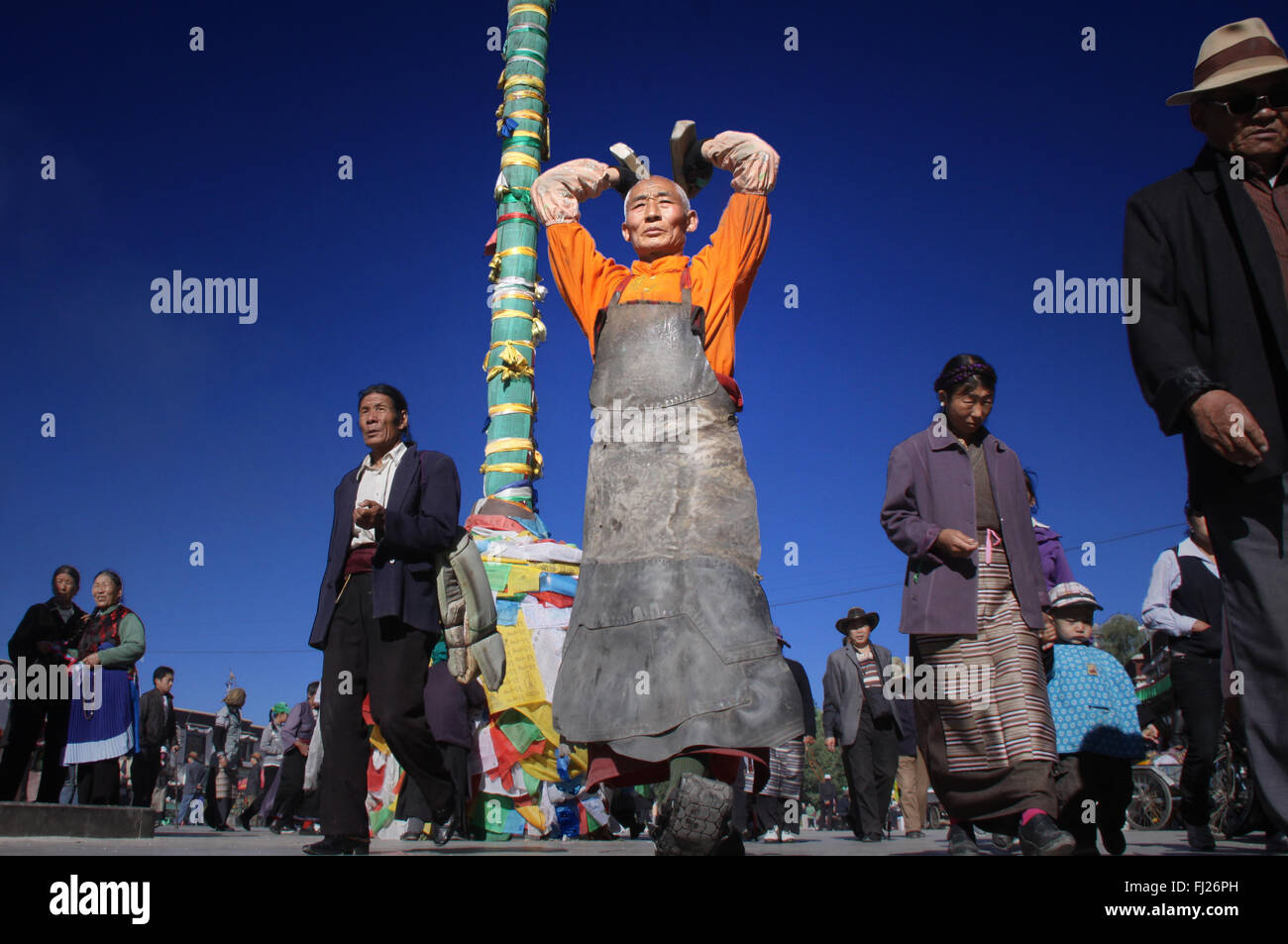 Les tibétains prier / Kora autour du temple du Jokhang à Lhassa, Tibet Banque D'Images