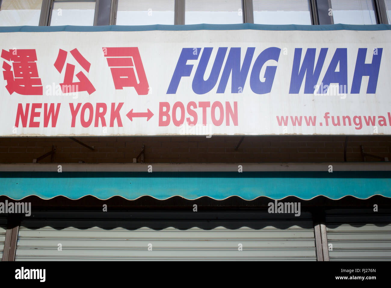 Fung Wah à la signalisation routière, avec obturateur Fung Wah storefront dans le Lower East Side de New York, NY, USA. Banque D'Images