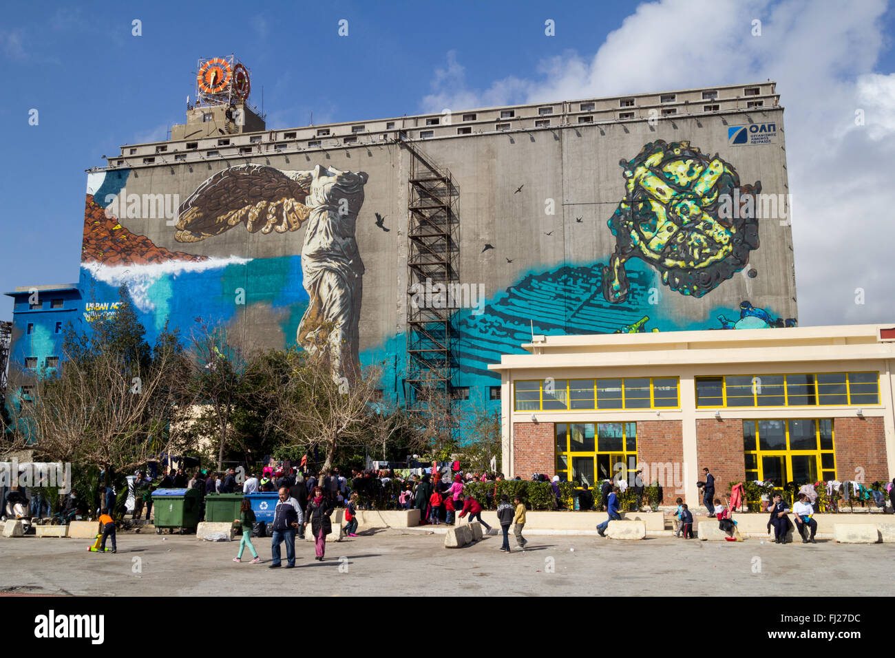 Athènes, Grèce. 28 Février, 2016. Les réfugiés et les immigrants en provenance de Syrie, l'Afghanistan et l'Iraq d'attendre au port du Pirée pour embarquer vers l'autobus qui les mènera vers la Grèce-ARYM les frontières. Comme le camp à Eidomeni village près de la frontière est plein en raison de la fermeture des frontières de la police de l'ARYM, la moitié des bus n'a pas laissé, donc ils sont restés au port du Pirée. L'estimation du nombre de réfugiés en attente dans la Grèce pour la frontière d'ouvrir est d'environ 20,000. Credit : Kostas Pikoulas Libre prestation/Pacific Press/Alamy Live News Banque D'Images