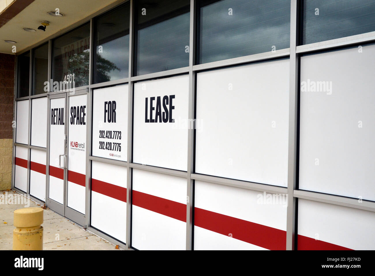 Postes vacants entreprise avec panneau disant espace de vente au détail pour location Banque D'Images