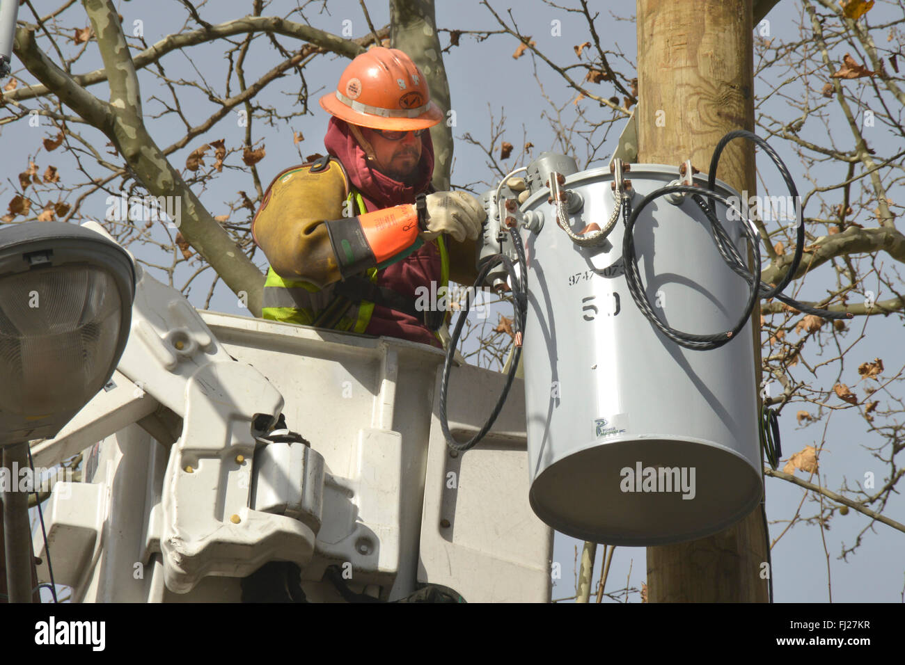 Travailleur de l'utilitaire travaille sur un transformateur électrique Banque D'Images