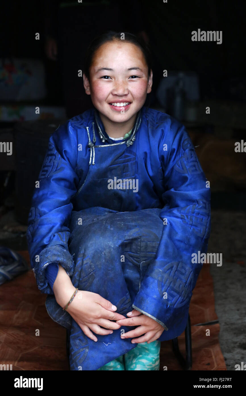 Jeune fille, peuple tsaatan Dukha , Mongolie , éleveurs de rennes nomades Banque D'Images