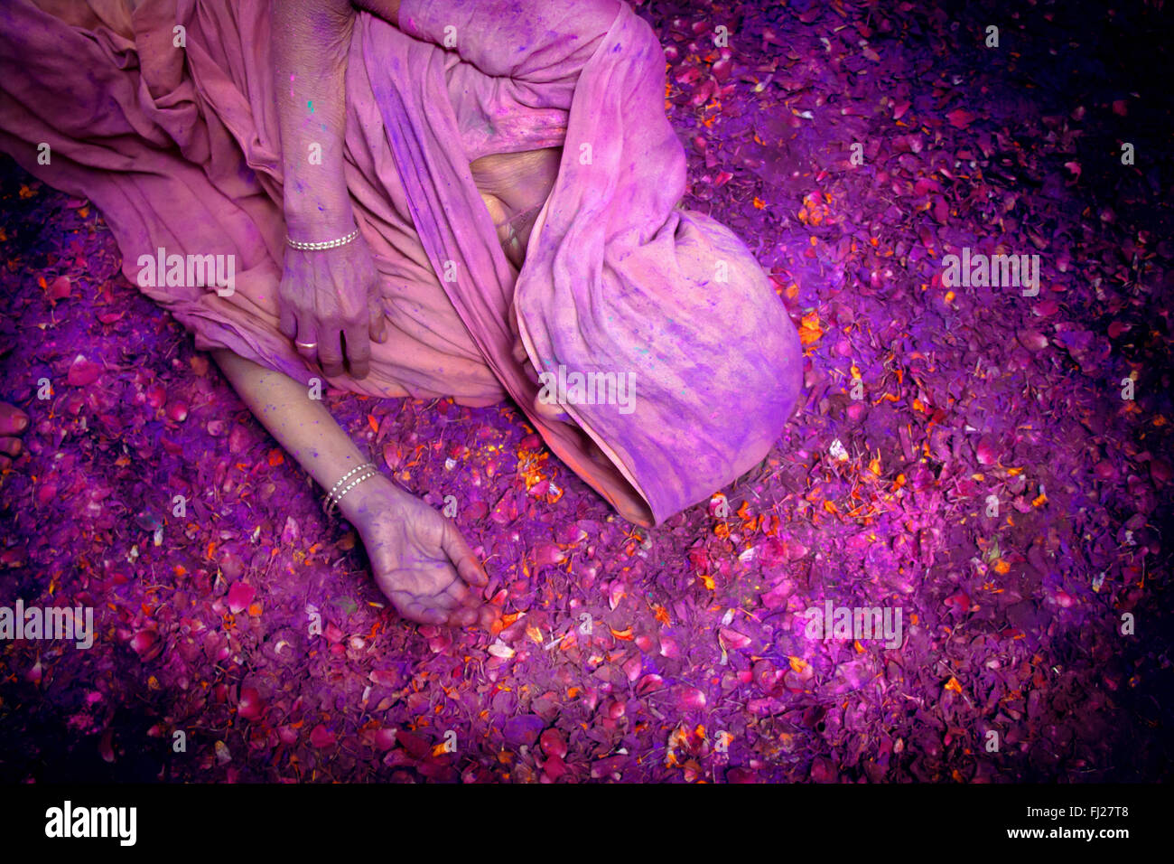 Veuve indienne célébrant Holi Vrindavan, Inde Banque D'Images