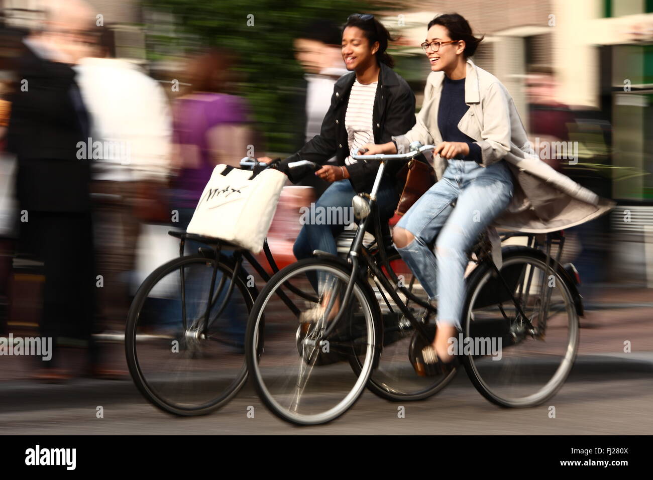 Un couple à prendre leur vélo au centre d'Amsterdam. Banque D'Images