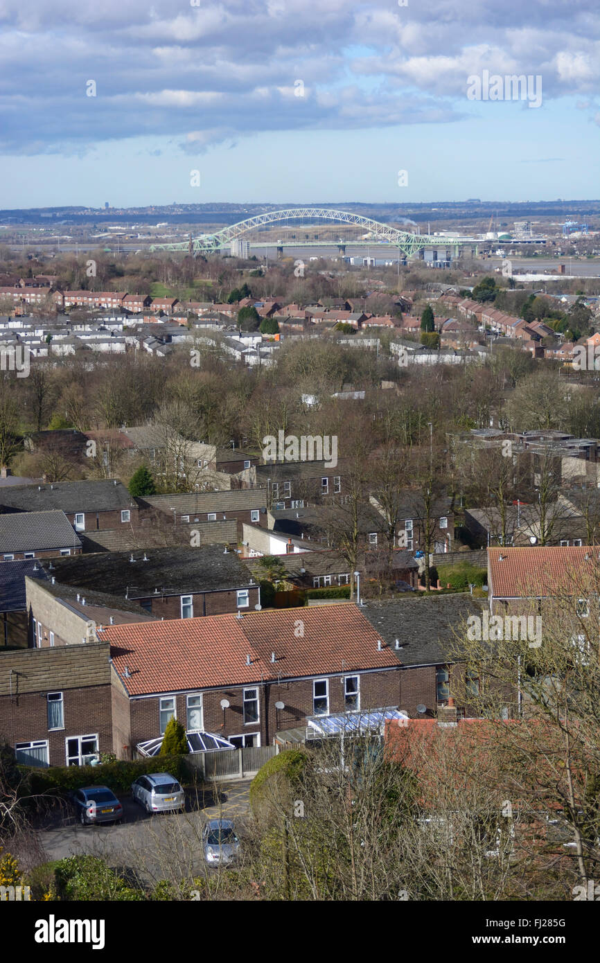 La ville de Runcorn sur la rive de la rivière Mersey et en face de la ville de Widnes. Le n° 10 -Widnes bridge liens entre eux. Banque D'Images
