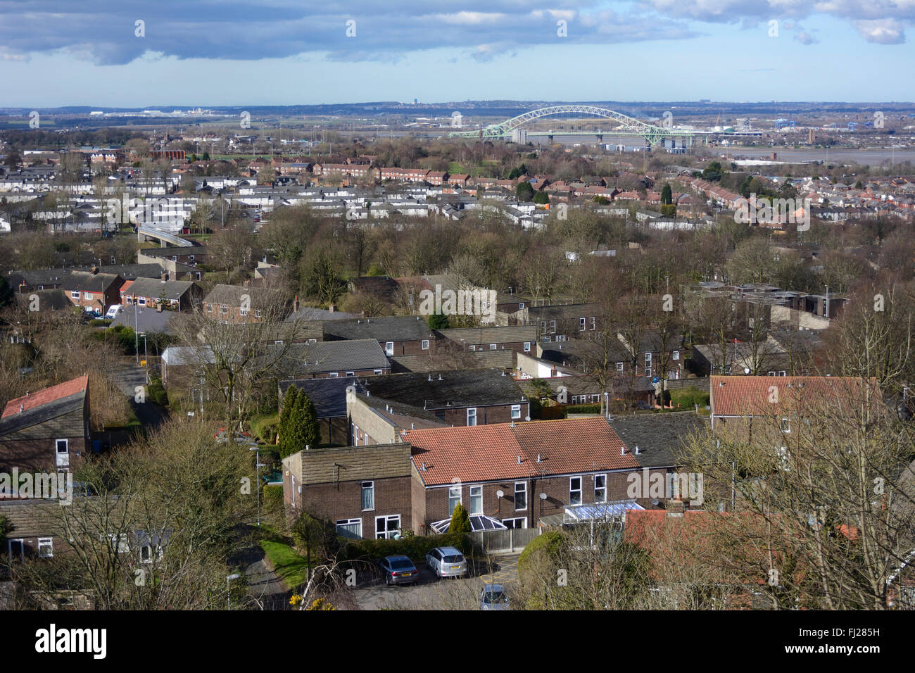 La ville de Runcorn sur la rive de la rivière Mersey et en face de la ville de Widnes. Le n° 10 -Widnes bridge liens entre eux. Banque D'Images