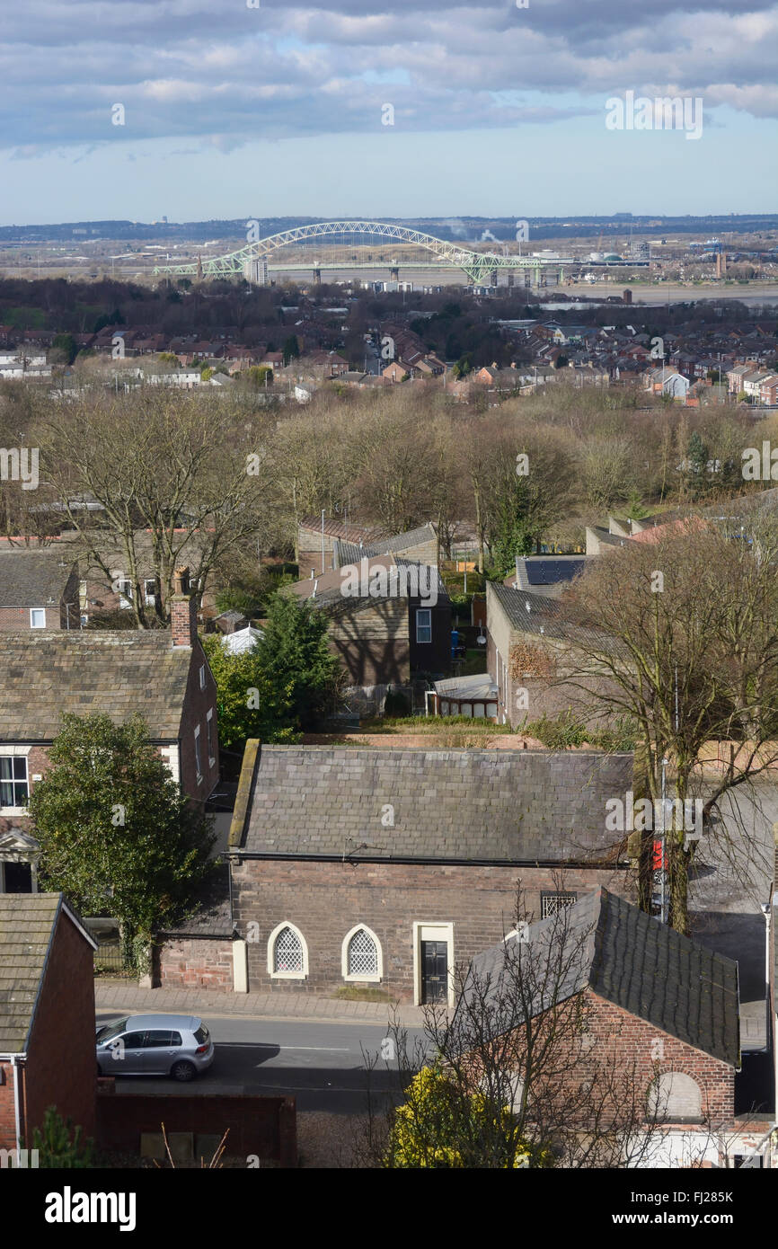 La ville de Runcorn sur la rive de la rivière Mersey et en face de la ville de Widnes. Le n° 10 -Widnes bridge liens entre eux. Banque D'Images