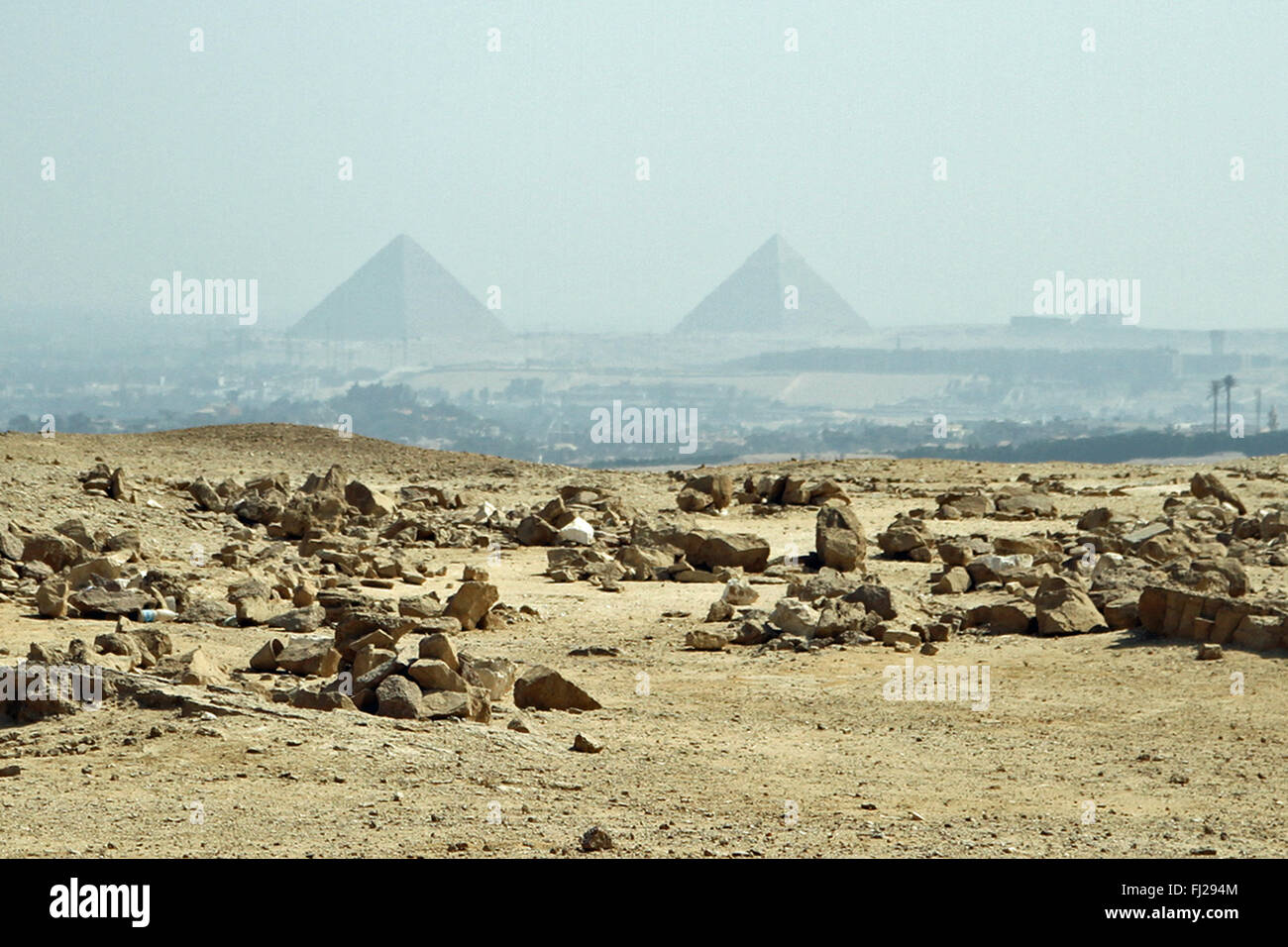 Distance à la pyramide de Gizeh (complexe de G à D) Khufu (CHEOPS), Khafré (Khephren), Menkaourê (Ripperblackstaff) prises de Abu Rawash Banque D'Images
