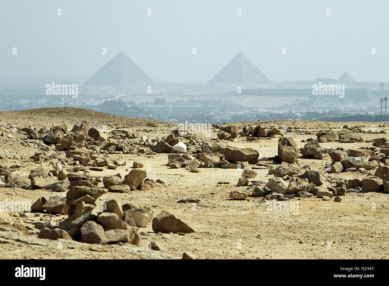 Distance à la pyramide de Gizeh (complexe de G à D) Khufu (CHEOPS), Khafré (Khephren), Menkaourê (Ripperblackstaff) prises de Abu Rawash Banque D'Images