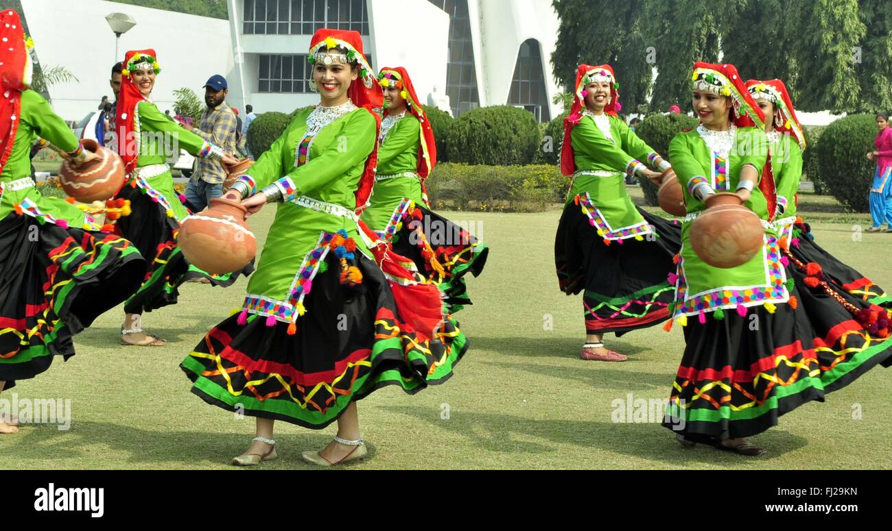 Patiala, Inde. Feb 11, 2016. Les élèves filles danse folklorique Punjabi effectuer au cours de l'Université du Pendjab Sammi Folk Festival à l'Université du Pendjab. Danse Sammi est une danse folklorique de l'État du Pendjab de l'Inde. Elle émanait de la communautés tribales du Pendjab et est effectué par les femmes de Baazigar, Rai, Lobana Sansi et tribus. Le costume de cette danse est coloré et c'est un régal de faire l'expérience de la danse. Sammi Les danseurs s'habillent généralement de couleur vive et kurtas en coulant plein jupes appelé lehengas. © Rajesh Sachar/Pacific Press/Alamy Live News Banque D'Images