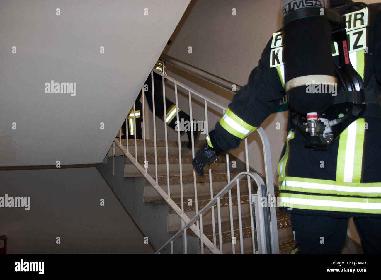 Stairrun pompier de Berlin. Berlin, Allemagne. Deux personne des équipes provenant de diverses villes et pays exécuter en hausse de 39 étages (770 marches) dans un équipement de protection complet. Banque D'Images
