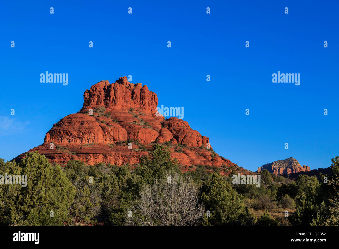 Bell Rock, (grès rouge Butte) à l'ouest en direction de Sedona, Arizona avec le ciel clair et net au sud-ouest dans l'arrière-plan Banque D'Images
