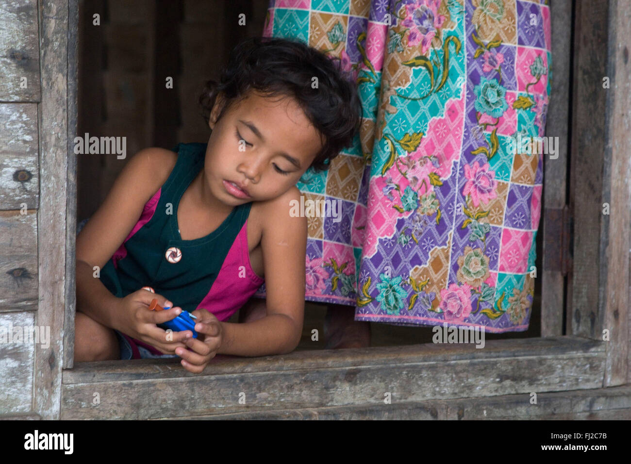 Jeune fille thaïe dans le village de Laem Naew, un village de pêcheurs sur la mer d'Andaman du Nord - Thaïlande Banque D'Images