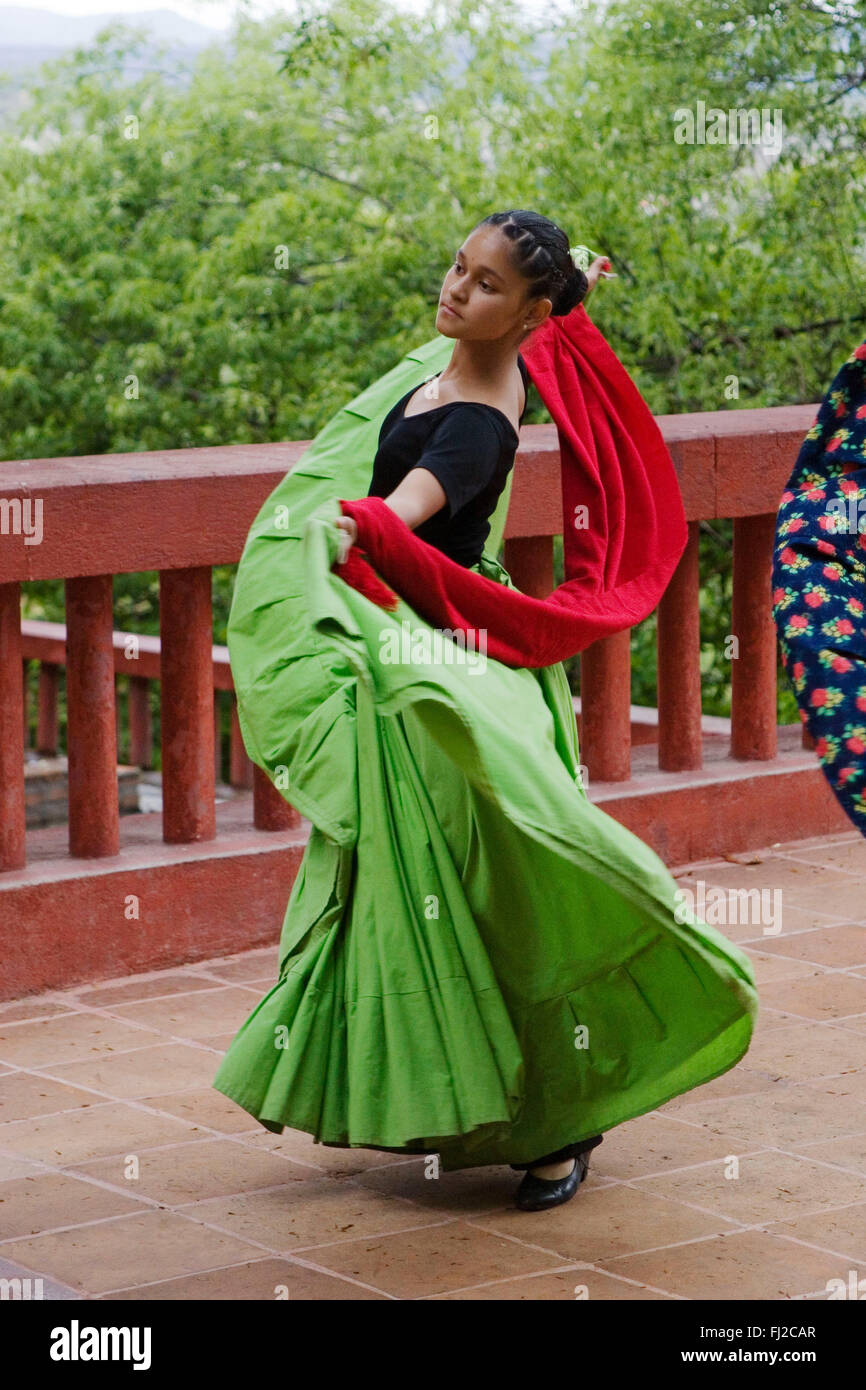 Jeune femme mexicaine étude des danses traditionnelles à l'Instituto de Culturo (Institut Culturel) à San Miguel de Allende - MEXIQUE Banque D'Images