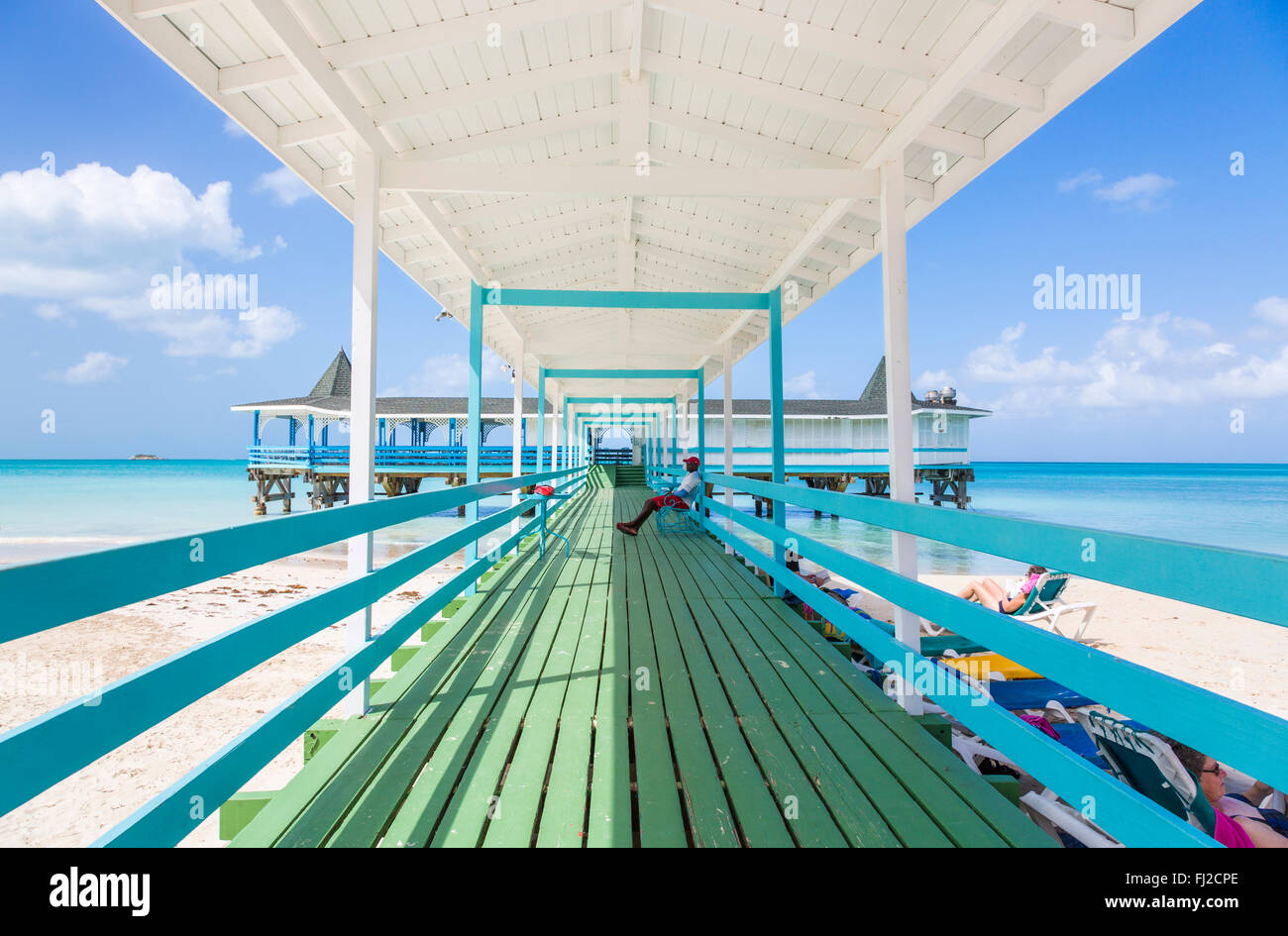Warri Pier restaurant sur pilotis construit sur pilotis sur Dickenson Bay Beach, au nord d'Antigua, Antigua-et-Barbuda, Antilles Banque D'Images