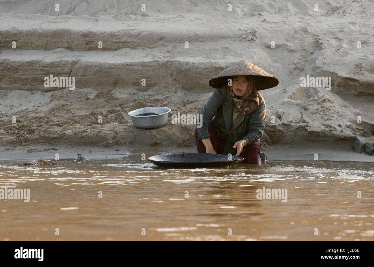 Les femmes laotiennes de l'or sur les rives de la rivière Mékong LUANG - LAOS PROBANG ci-dessus Banque D'Images