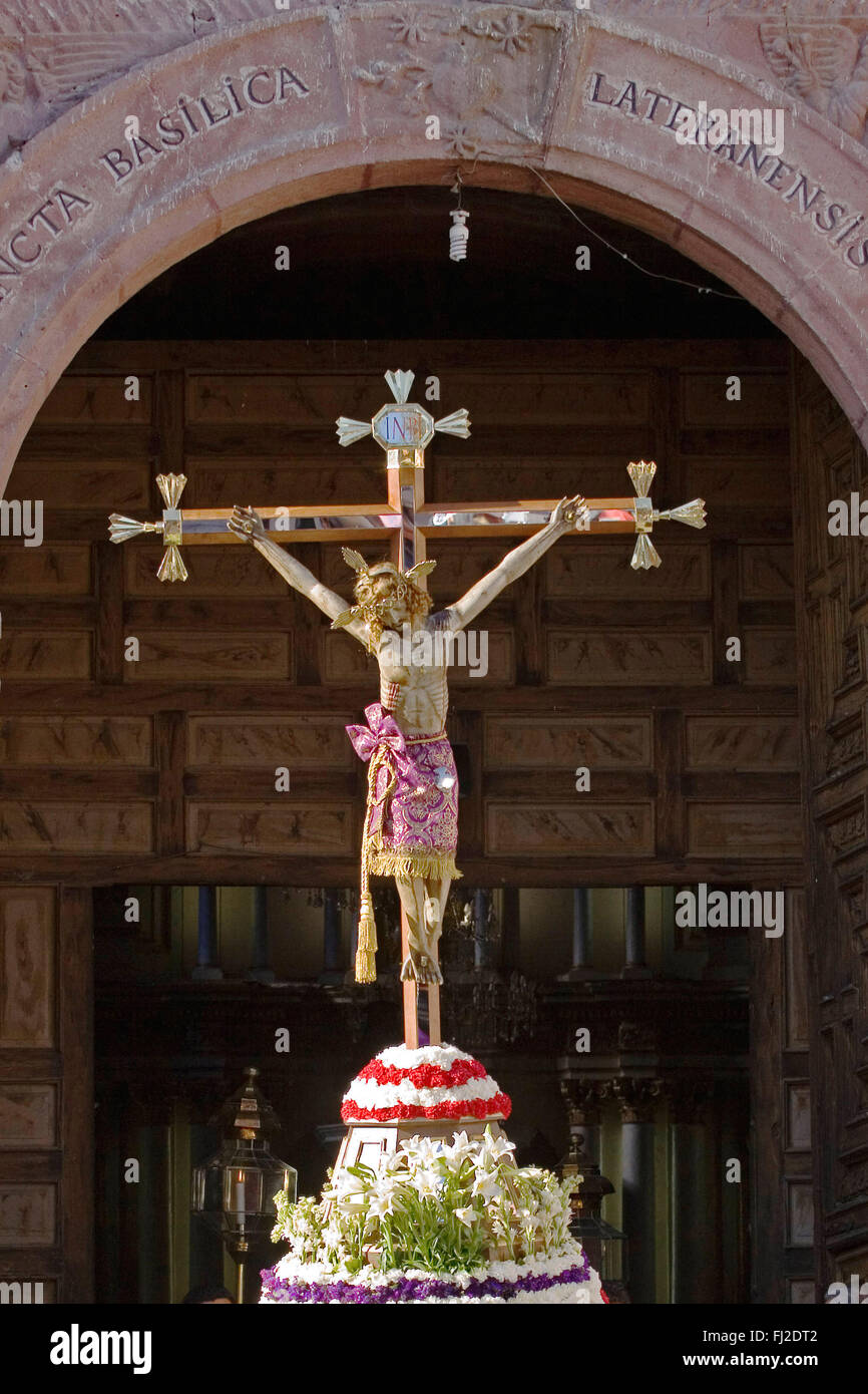 Statue du Christ sur la croix quitte TEMPLO DEL ORATORIO DE San Felipe Neri pour Pâques PROCESSION - San Miguel de Allende, Mexique Banque D'Images