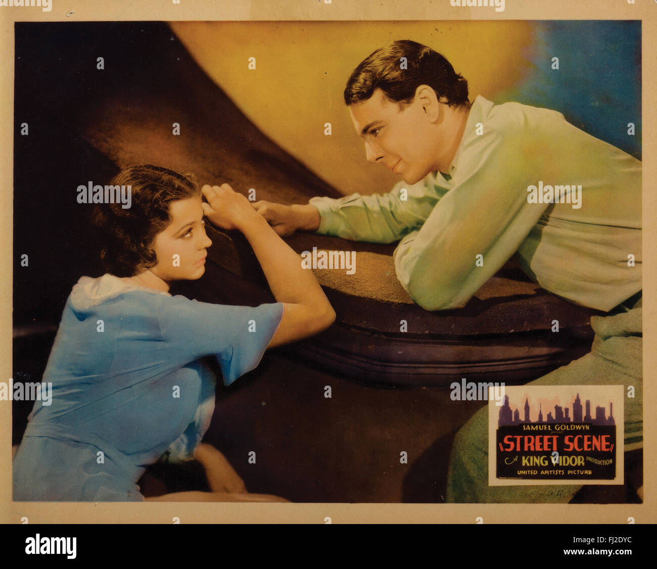 'Street', (Samuel Goldwyn Productions, 1931), la scène du lobby card. Avec : Sylvia Sidney, William Collie, Jr., Estelle Taylor, Beulah Bondi. Directeur : King Vidor. Auteur : Elmer Rice. Banque D'Images