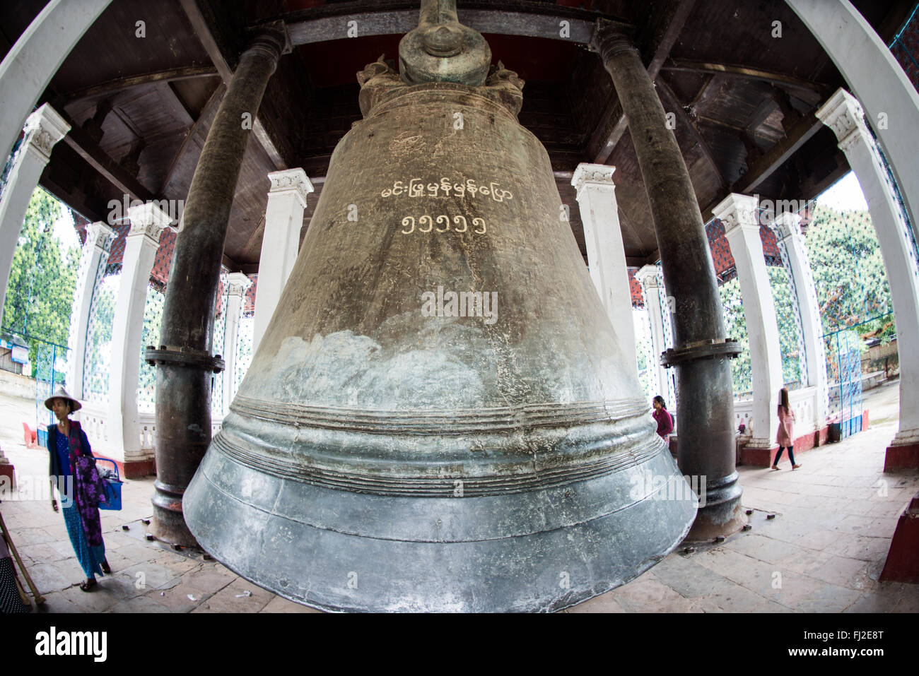 Mingun Bell Mingun Myanmar // MINGUN, Myanmar — la gigantesque cloche de Mingun est suspendue dans son pavillon près de Mingun, Myanmar. Coulé en 1808 sous le règne du roi Bodawpaya et pesant environ 90 tonnes, il est largement considéré comme la plus grande cloche sonnante du monde. L'énorme cloche en bronze mesure environ 12 pieds de hauteur et 16 pieds de diamètre. La cloche a été commandée dans le cadre des ambitieux projets de construction du roi Bodawpaya au début du XIXe siècle. Située le long de la rivière Ayeyarwady près de Mandalay, la cloche de Mingun reste un artefact religieux actif et une destination populaire pour ceux qui explorent Banque D'Images