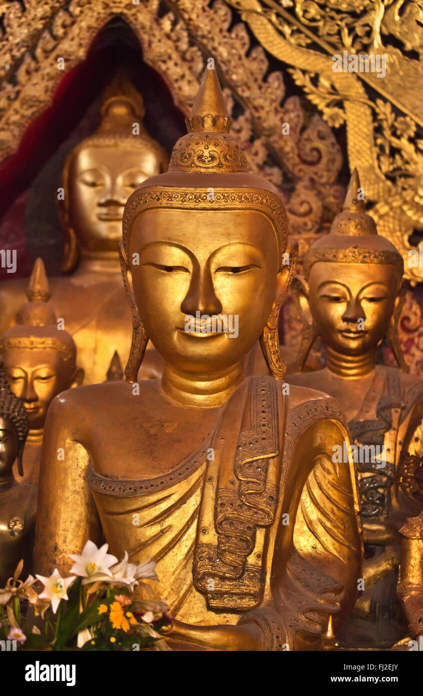 En bois antiques statues de Bouddha dans la grande chapelle de WAT JONG KHAM - KENGTUNG également connu sous le nom de KYAINGTONG, MYANMAR Banque D'Images