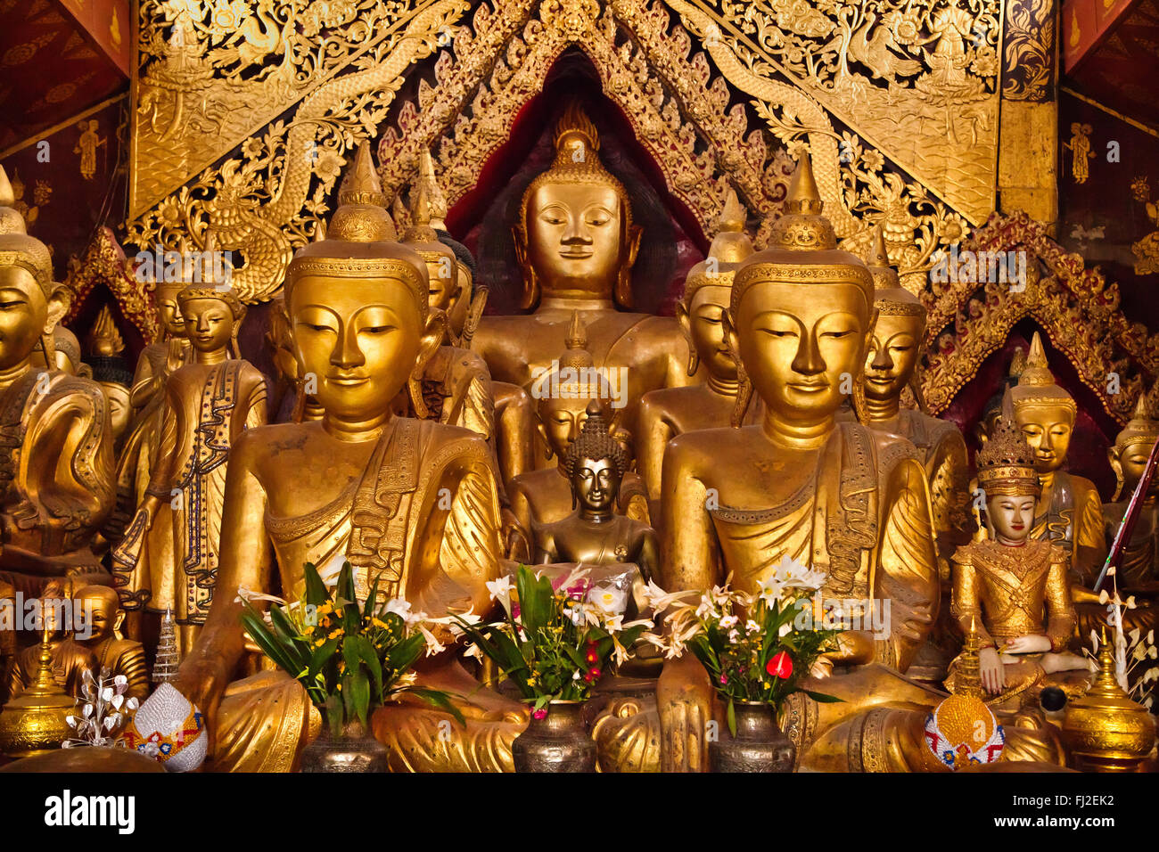 En bois antiques statues de Bouddha dans la grande chapelle de WAT JONG KHAM - KENGTUNG également connu sous le nom de KYAINGTONG, MYANMAR Banque D'Images