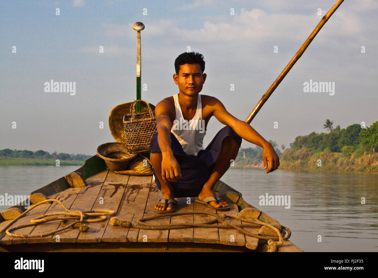 Un batelier sur le chemin de l'INWA qui a servi de la capitale des royaumes birmans depuis 400 ans - Myanmar Banque D'Images