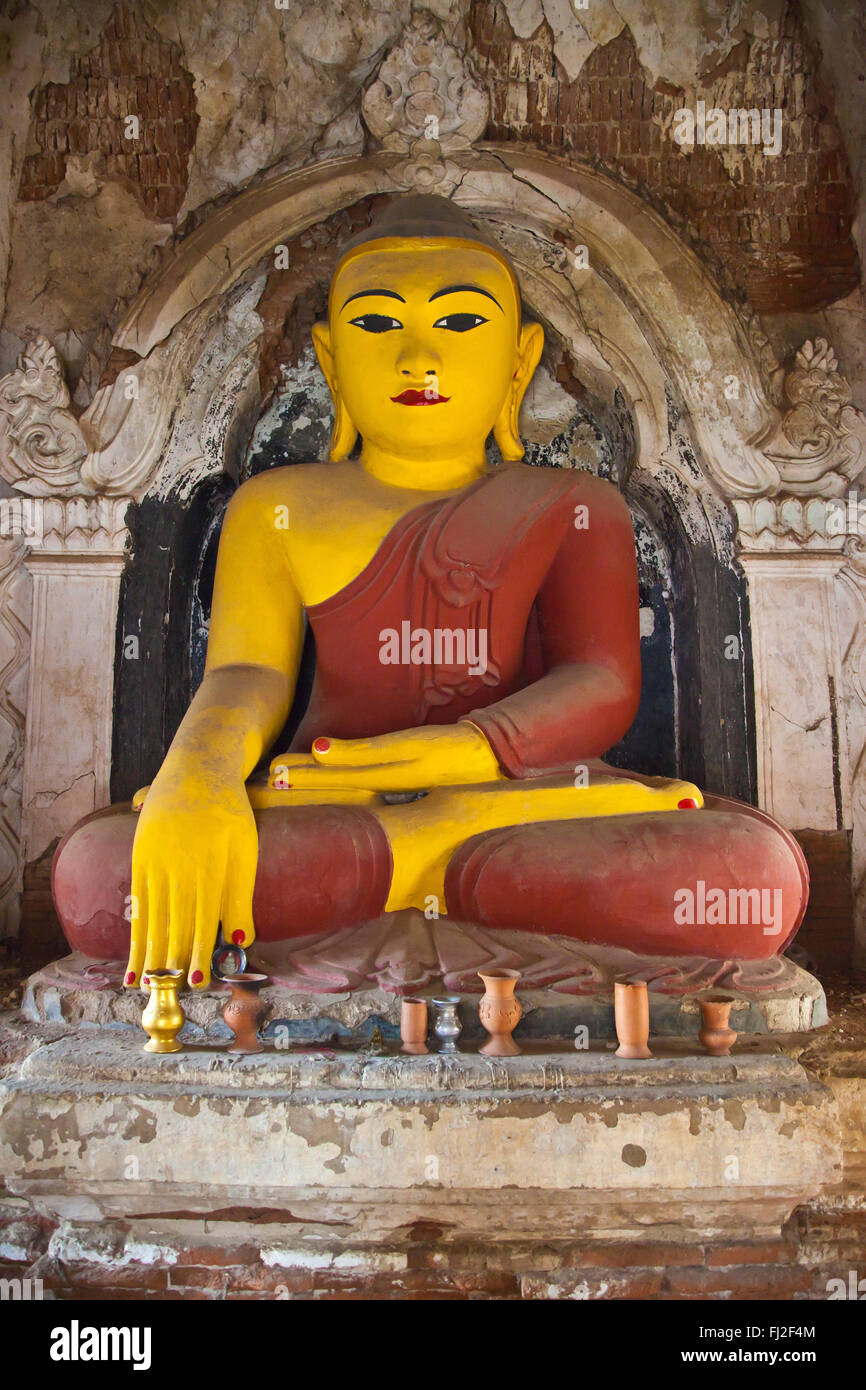 STATUE DE Bouddha dans la pagode de TAUNG MIN GYI complexe dans Amarapura l'ancienne capitale royale à 11 kilomètres de Mandalay - Myanmar Banque D'Images