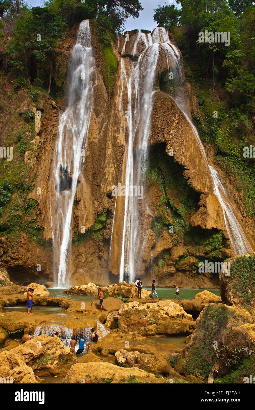 Baignade à ANISAKAN birmane tombe près de pyin u lwin (MAYMYO - également connu sous le nom de Myanmar Banque D'Images