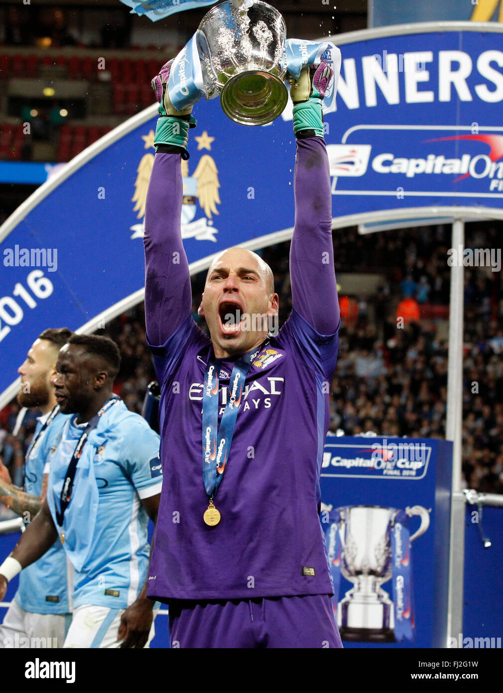 Londres, Royaume-Uni. 28 Février, 2016. Gardien de Manchester City Willy Caballero célèbre avec le trophée après leur victoire en finale de la coupe de la Ligue entre Liverpool et Manchester City au stade de Wembley à Londres, Angleterre le 28 février 2016. Manchester City a battu Liverpool sur les pénalités pour gagner la Coupe de la Ligue. Credit : Han Yan/Xinhua/Alamy Live News Banque D'Images