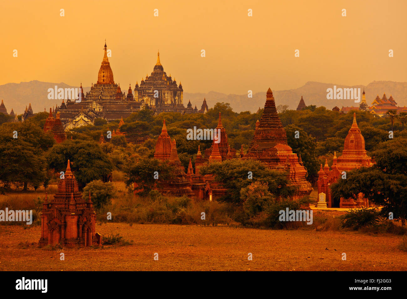 Vue de l'OAKKYAUNGGYI TEMPLE d'Ananda et THATBYINNYU temples et les plaines de Bagan - Myanmar Banque D'Images
