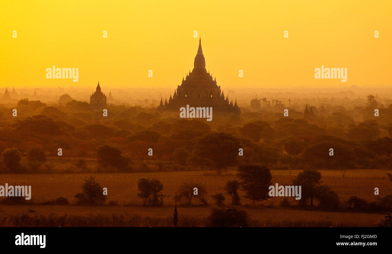 Voir d'ANANDA TEMPLE À SUNRISE de SHWESANDAW TEMPLE - BAGAN, MYANMAR Banque D'Images