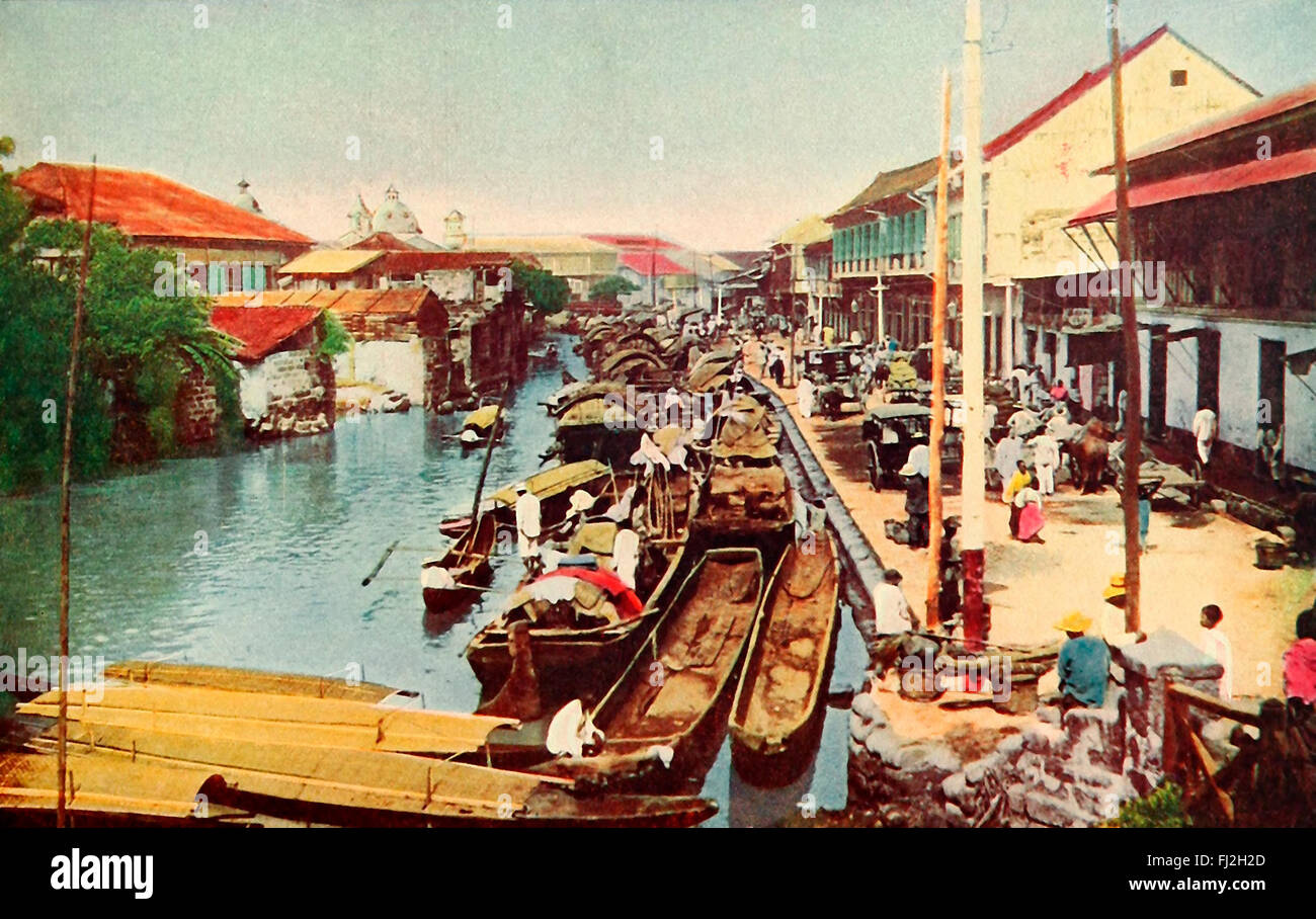 La place du marché le long du canal dans le centre de Manille, Philippines est un spectacle rare. Le petit commerçant pense qu'il a fait une entreprise très prospère, s'il a été en mesure d'échanger ses marchandises pour quelques dollars. 1899 Banque D'Images