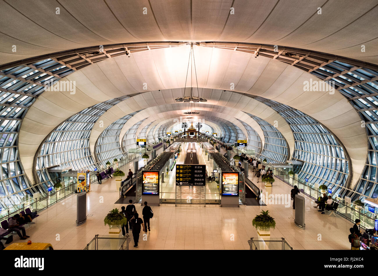 BANGKOK, THAÏLANDE - Un terminal de départ à l'aéroport de Suvarnabhumi Terminal, Bangkok, Thaïlande. Banque D'Images