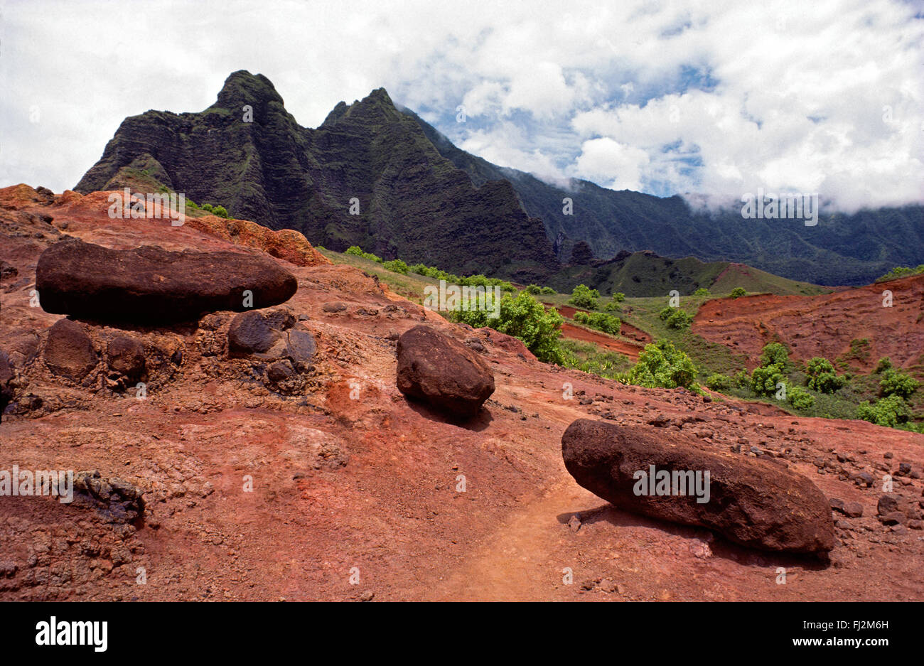 Randonnée pédestre à l'intérieur des terres de KALALAU VALLEY à partir de la côte de Na Pali KALALAU TRAIL sur l'- Kauai, Hawaii Banque D'Images