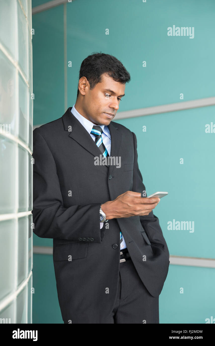 L'homme d'affaires indien à l'aide de son téléphone intelligent. Banque D'Images