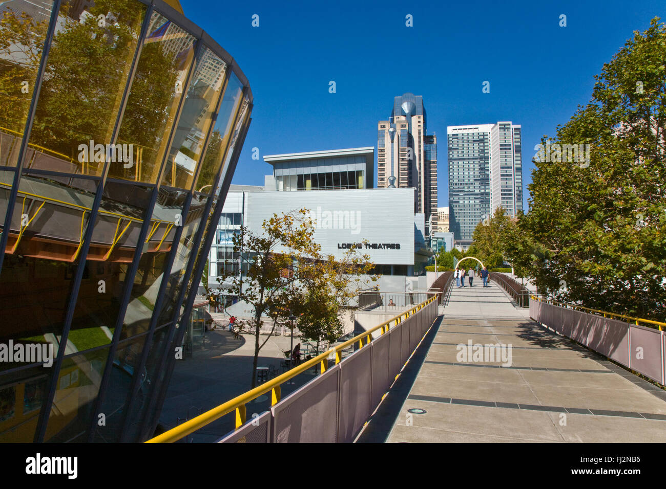 Passerelle et LOEWS THEATER dans le Yerba Buena CENTER - SAN FRANCISCO, CALIFORNIE Banque D'Images