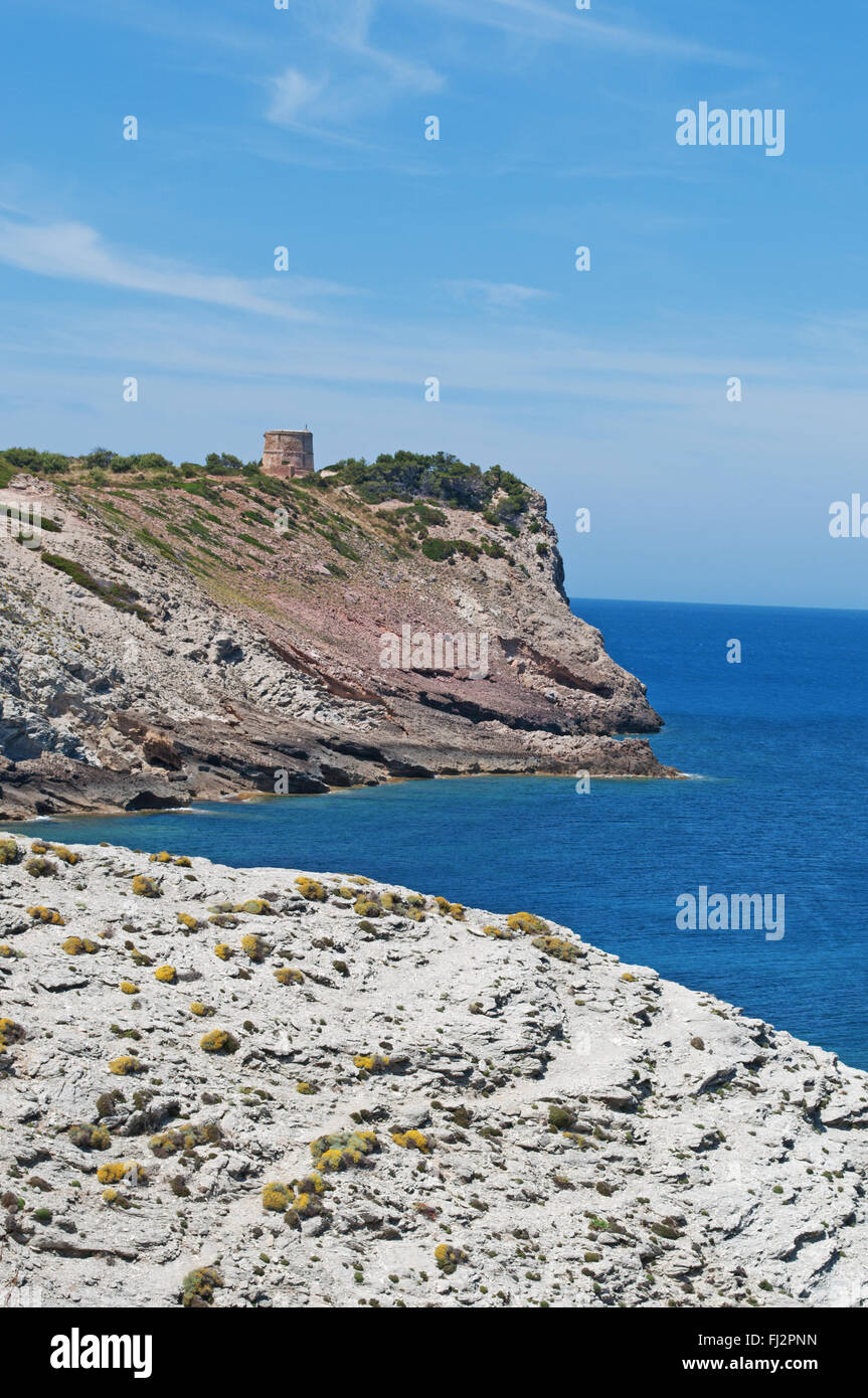 Mer Méditerranée, Majorque, Îles Baléares, Espagne : vue panoramique de Torre des Matzoc, l'ancienne tour sur Morro d'Albarca, sur la côte nord Banque D'Images