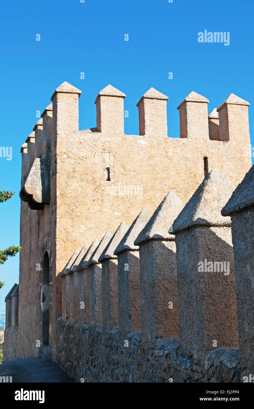 Majorque, Îles Baléares : des murs du le Santuari de Sant Salvador dans Artà, bâtiment emblématique sur une petite colline surplombant le village Banque D'Images